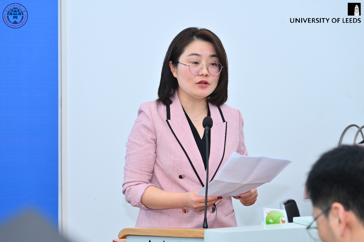 穿白色衣服的人描述已自动生成 穿白色衣服的人描述已自动生成